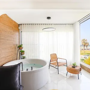 Oceanfront House W Jacuzzi ביץ האוס על הים דירה